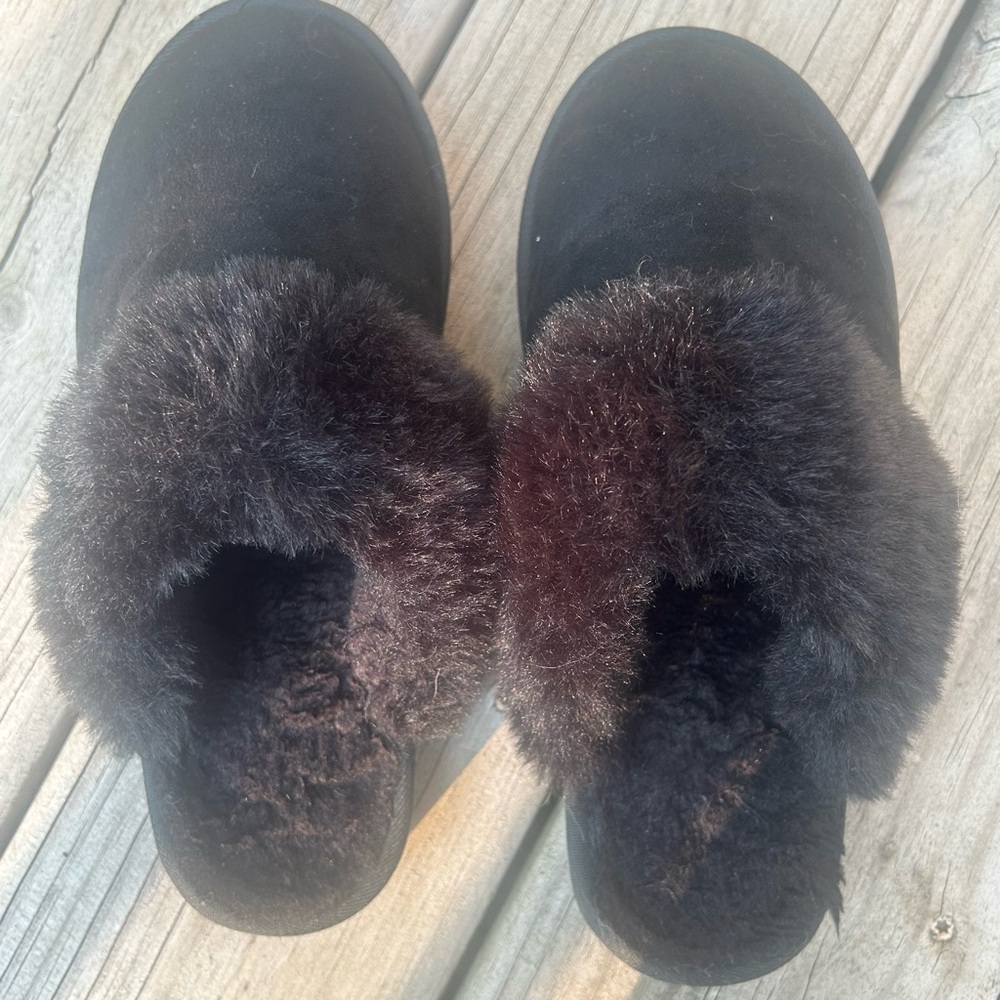 Cozy Black Fur-Lined Slippers